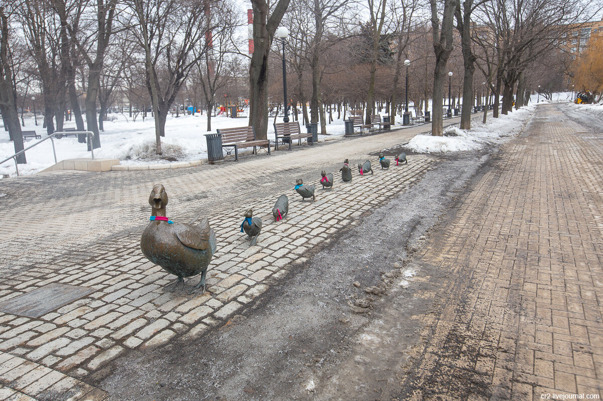 Скульптура "Дорогу утятам!". Москва. Фото автора статьи 