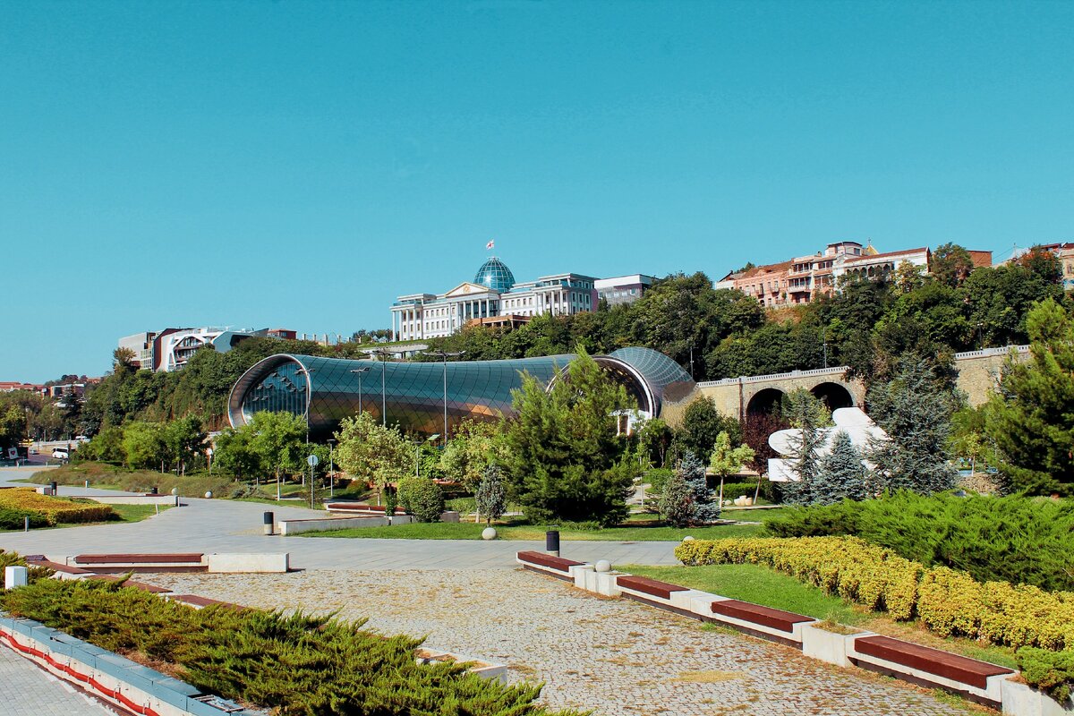 Парк Рике и Культурный центр - своеобразное в плане архитектуры здание. Фото автора