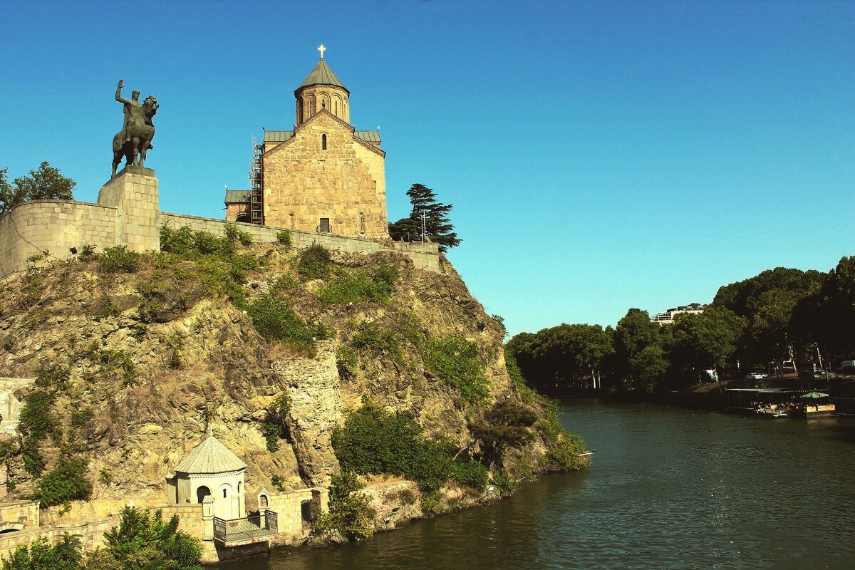 Храм Метехи и памятник Вахтангу Горгасали - основателю Тбилиси. Фото автора