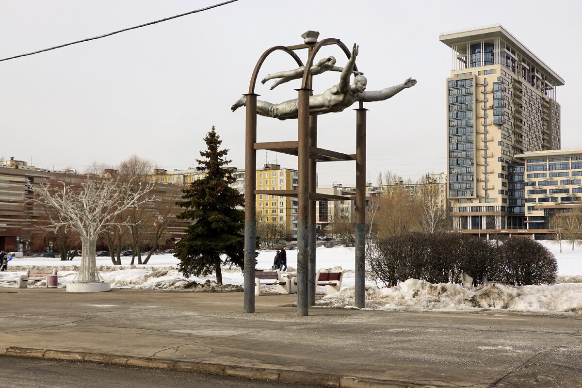 Об одной из самых необычных скульптур в Москве на юго-западе столицы,  которая у многих вызывает удивление и отторжение | Самый главный  путешественник | Дзен