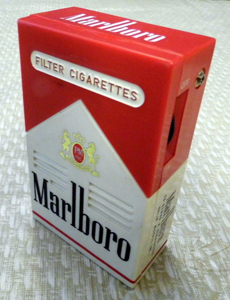 By Joe Haupt from USA - Vintage Marlboro Cigarettes Transistor Radio, Made in Hong Kong, CC BY-SA 2.0, https://commons.wikimedia.org/w/index.php?curid=35192553. Транзисторный приемник из Гонконга, стилизованный под классическую пачку Мальборо
