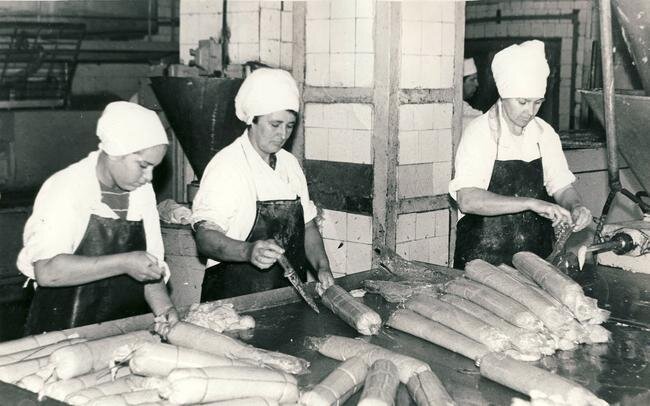Процесс производства колбасы в СССР. Даже на постановочной фотографии видно отношение к санитарным нормам.