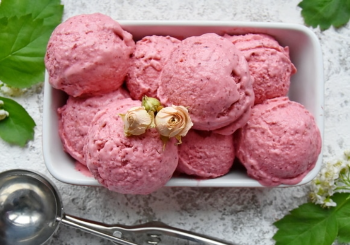 Клубнично-розовое мороженое 