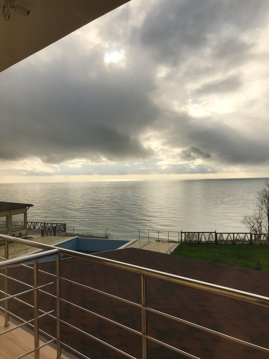 Зимнее утро у моря в отеле.