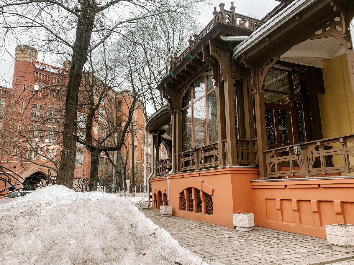 Напротив особняка Носова находятся заводские площади Электрозавода. Фото автора