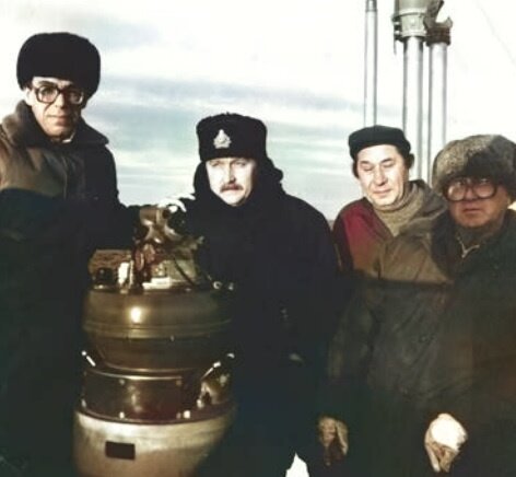 Командир БЧ-5 капитан 2 ранга  В. Голованов (второй слева) на мостике 
К-407 с представителями заводской сдаточной команды. 1990 год