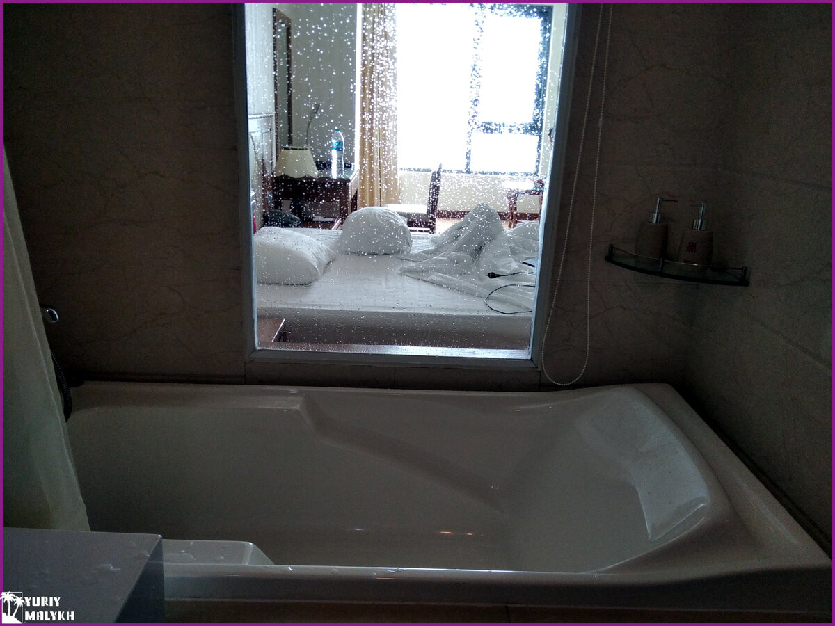 Вид из ванной на океан. Гостиница Serene Дананг, Вьетнам (фото автора)