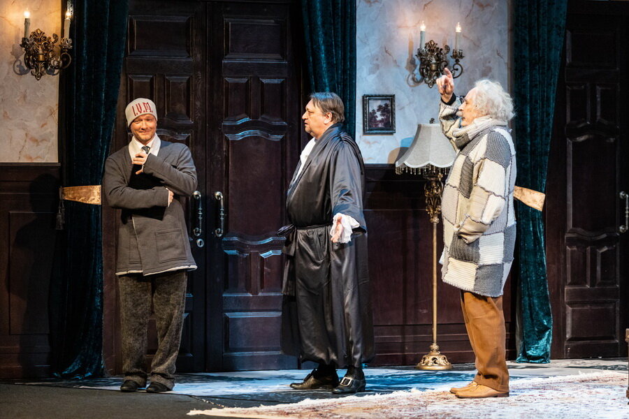 Сами физики, фотография с сайта Малого театра