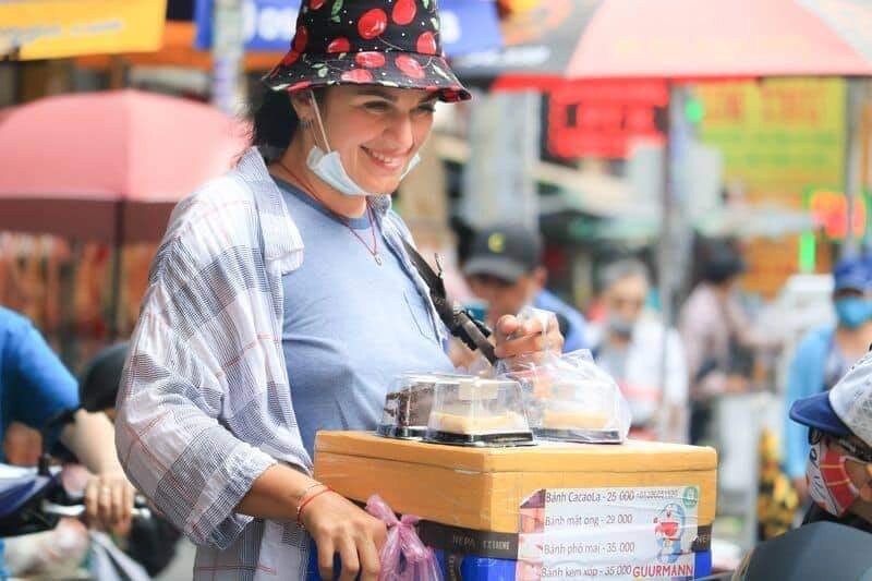 Ирина со своей продукцией в Сайгоне. 