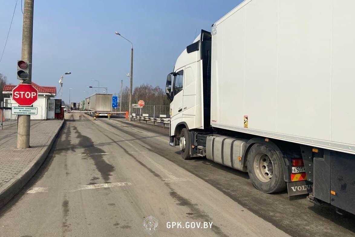 Белорусские пограничники на границе с Литвой усилили смены пограничных нарядов для ускорения проведения контрольных процедур, однако водители транспорта, уже прошедшего оформления, ожидают проезда около 8 часов, сообщили в ГПК.

"Стоит отметить, что белорусские пункты пропуска традиционно осуществляют оформление без замедления и сбоев, однако на данный момент они заполнены транспортом – водители уже оформленных фур ожидают запуска в сопредельные пункты пропуска около 8 часов", – говорится в сообщении.

Как сообщалось, на границе Беларуси с Литвой с начала недели фиксируется рост очередей. Это, в первую очередь, вызвано сбоем работы баз таможенного оформления сопредельной стороны, а также началом реконструкции пункта пропуска Мядининкай (Каменный Лог), который расположен на самом востребованном направлении. Белорусская сторона направила ноту в МИД Литвы о возможности оформления порожних грузовиков в Видзах (Твярячус) для снижения нагрузки на функционирующие пункты пропуска.
"Если в среду (24 марта) выезда в Литву во всех пунктах пропуска ждали более полутора тысячи грузовиков, то в ночь с четверга на пятницу (25-26 марта) их количество возросло практически на 70%. Сегодня (26 марта) по состоянию на 12.00 выезда из Беларуси в Литву ожидает следующее число грузовиков: Каменный Лог (Мядининкай) – 700; Котловка (Лаворишкес) – 500; Бенякони (Шальчининкай) – 480; Привалка (Райгардас) – 280", – отметили в ведомстве.