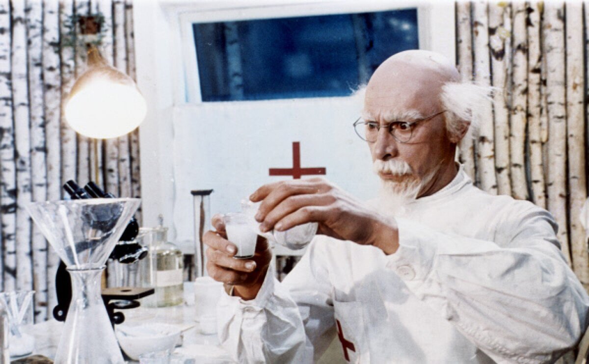 Олег Ефремов в роли доктора Айболита. Кадр из фильма «Айболит-66»