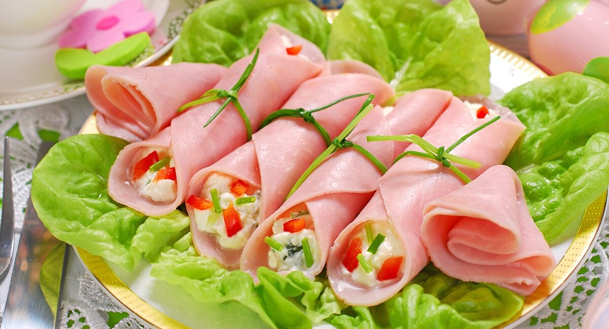 Рулетики из ветчины с овощным салатом из хрена