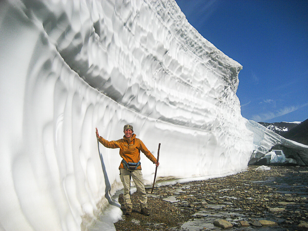 Снежные стены в долинах чукотских рек местами не тают даже в августе. 2018 год
