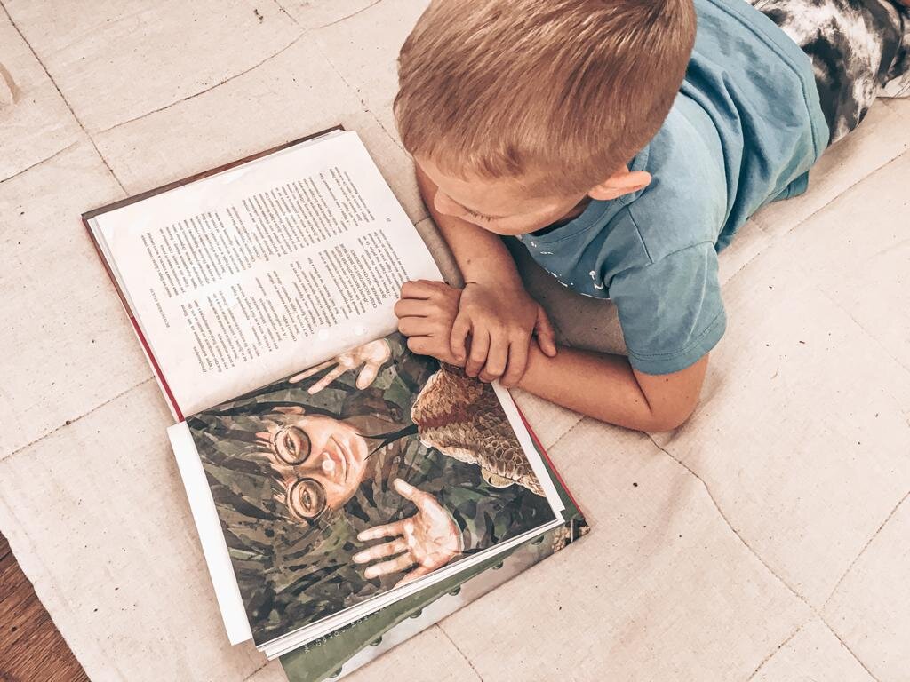 Ваня за книжкой о Гарри Поттере