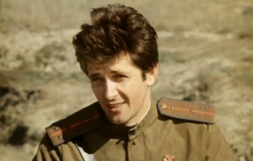 Сергей Мартынов. Кадр из кинофильма "В небе "ночные ведьмы", 1981 г., режиссер Евгения Жигуленко, сценаристы Владимир Валуцкий, Евгения Жигуленко, композитор  Евгений Крылатов (скриншот)