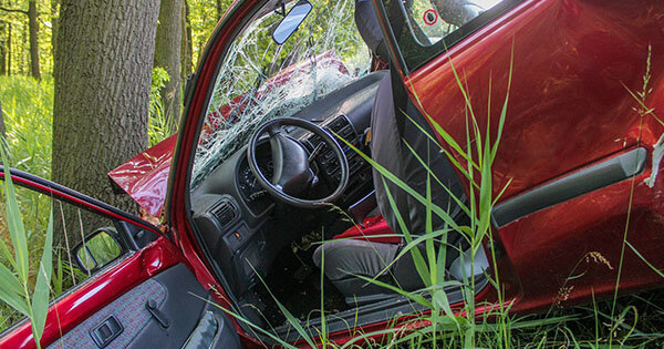 Свидетель обязан явиться по вызову судьи, органа, должностного лица, в производстве которых находится дело об административном правонарушении, и дать правдивые показания: сообщить все известное ему по делу, ответить на вопросы и удостоверить своей подписью в протоколе правильность занесения показаний.

Свидетеля предупреждают об административной ответственности за дачу заведомо ложных показаний (ст. 17.9 КоАП РФ: штраф от 1000 до 1500 рублей). «Заведомость» при этом доказать очень трудно. Также к нему могут применить административные санкции за отказ или уклонение от дачи показаний. В этом случае предусмотрено принудительное привлечение в суд с помощью приставов.

Надо знать, что человек вправе не свидетельствовать против себя самого, своего супруга и близких родственников (родители, дети, усыновители, усыновленные, родные братья и сестры, дедушка, бабушка, внуки).

Бывают ситуации, когда суды, действительно, не горят желанием вызывать некоторых свидетелей. В данном случае настойчивость должны проявлять участники процесса (в чью пользу свидетель хотел бы дать показания и их защитники). Можно подать дополнительное письменное ходатайство о необходимости вызова в суд и допросе конкретного свидетеля. Свой отказ судья должен будет письменно мотивировать. Правом приходить в суд по личной инициативе свидетель не наделён.