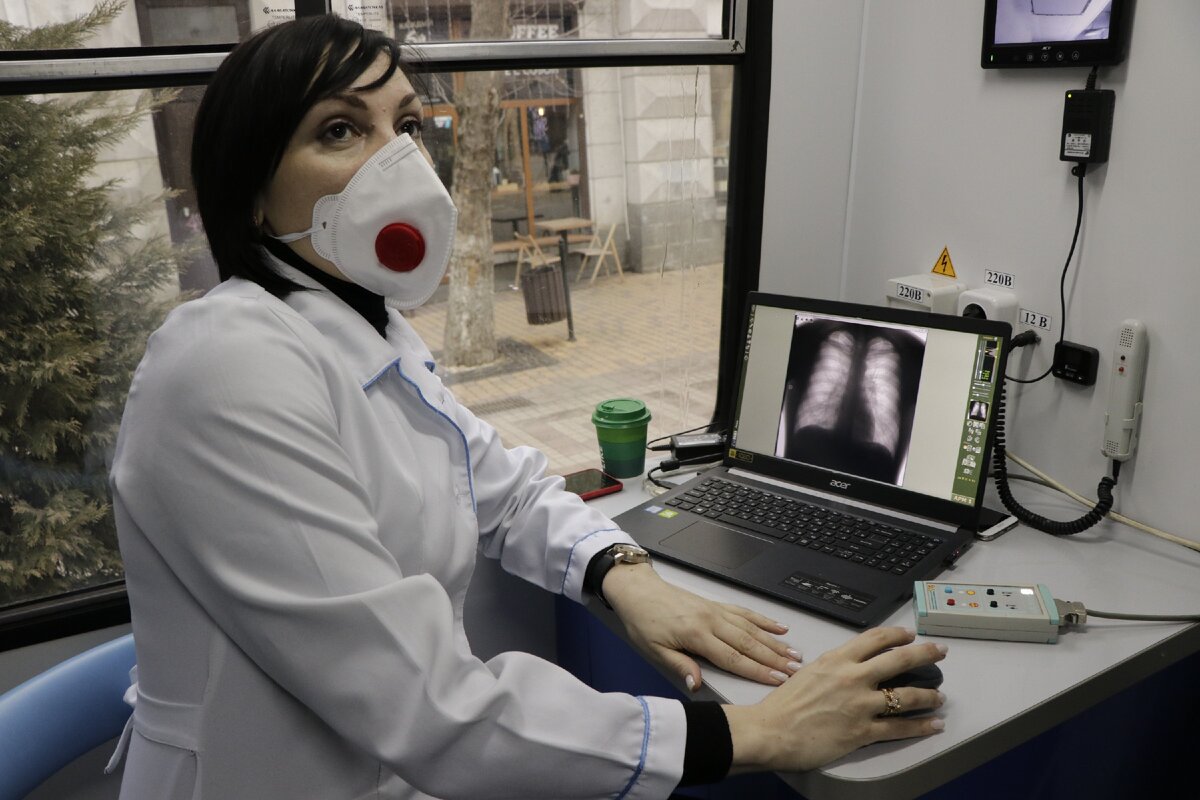 Рентген-лаборант Е. Машкова за работой