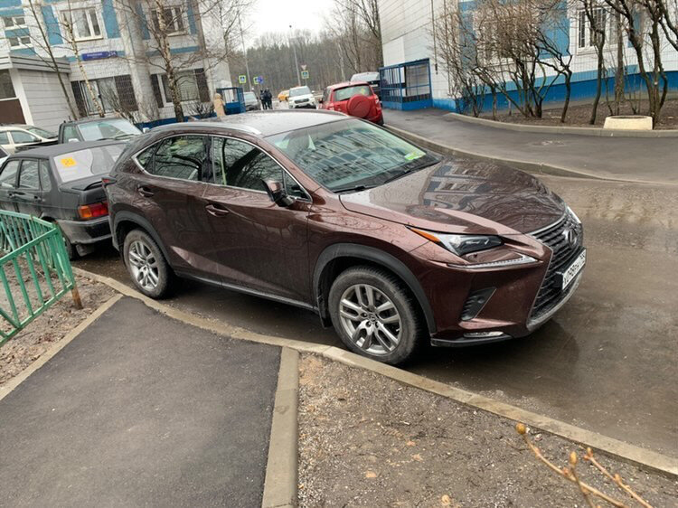 автомобиль перекрыл проход 