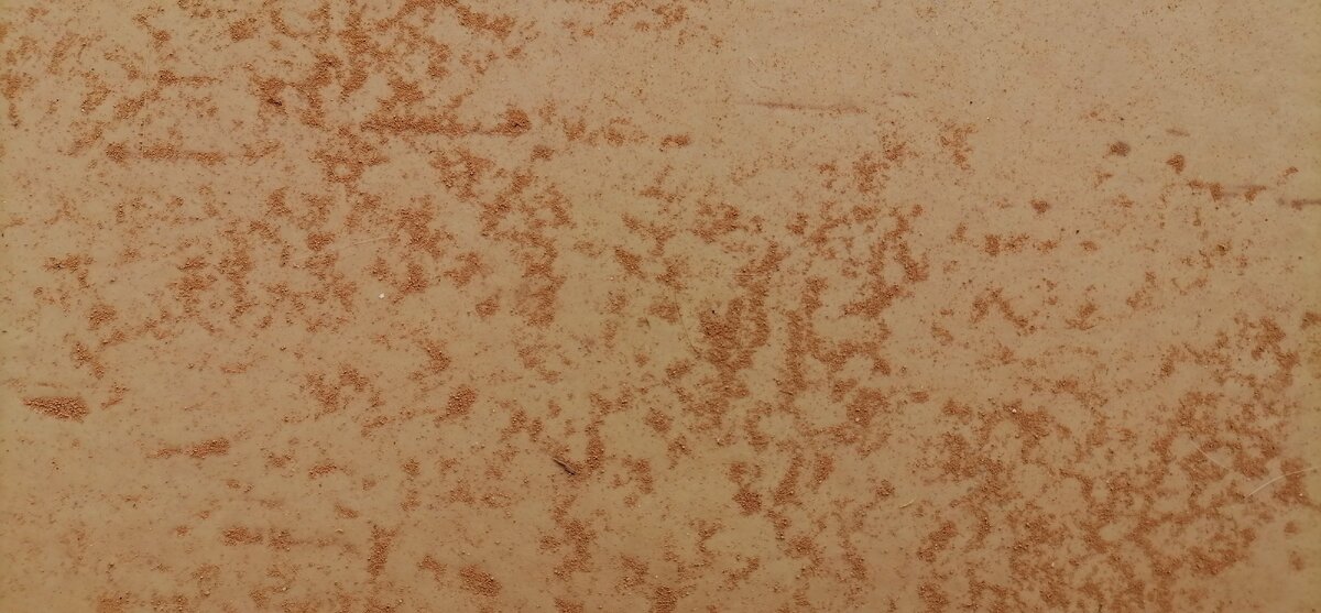 Красный песок на плитке