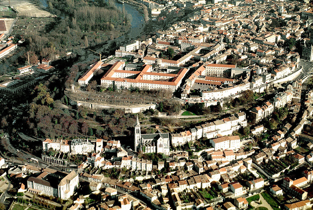 Небольшой (но не бедный) городо Коньяк в провинции Шаранта, столица мировых коньячных брендов
