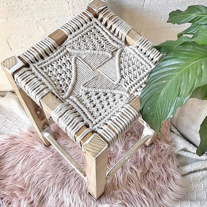 изделия макраме для начинающих. плетеное макраме украшение. современное макраме. необычное макраме. изделия из макраме.