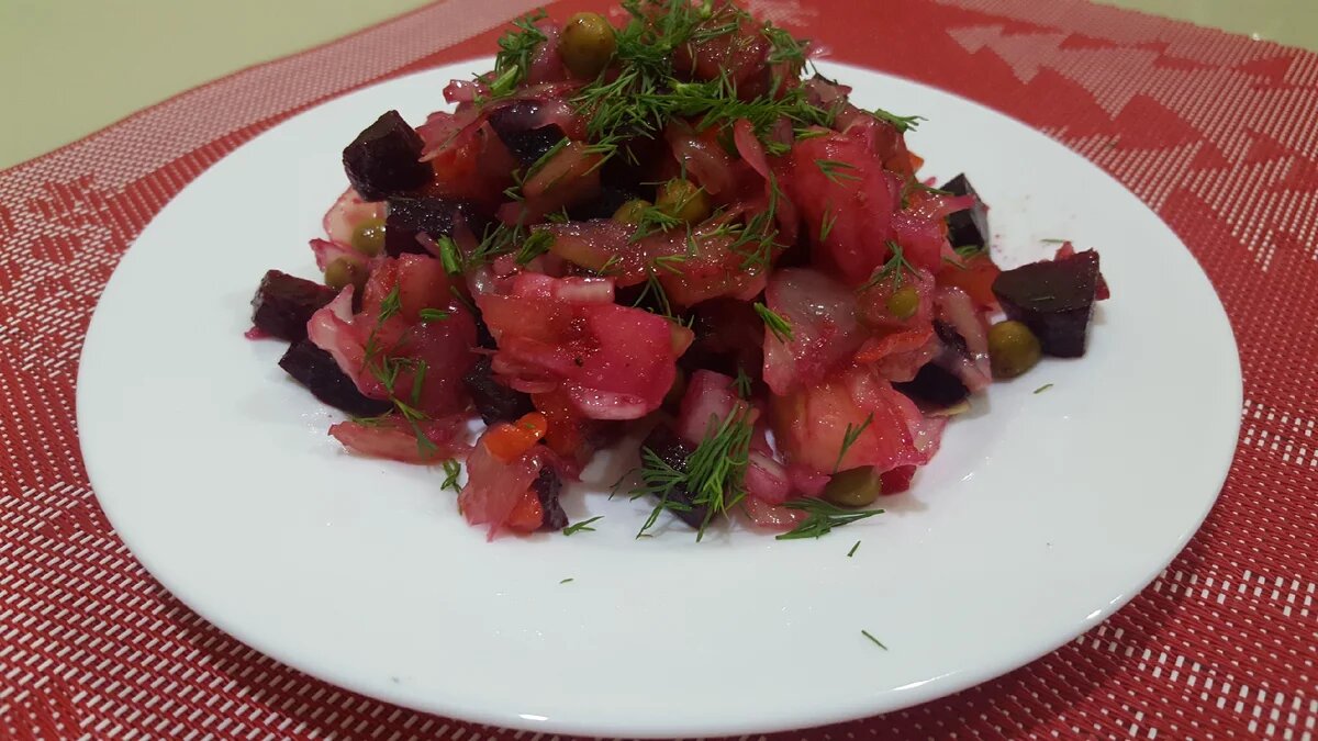 Для винегрета потребуется: 1 большая свекла, 2 средних морковки, 3 картофелины, 1 луковица, 2 средних соленых огурца, небольшая чашечка капусты и 3 столовых ложки консервированного горошка. Для заправки: 4 столовых ложки оливкового (подсолнечного) масла, 1 столовая ложка бальзамического уксуса, 1 чайная ложка соли, 1 чайная ложка сахара и 1 чайная ложка смеси перцев.