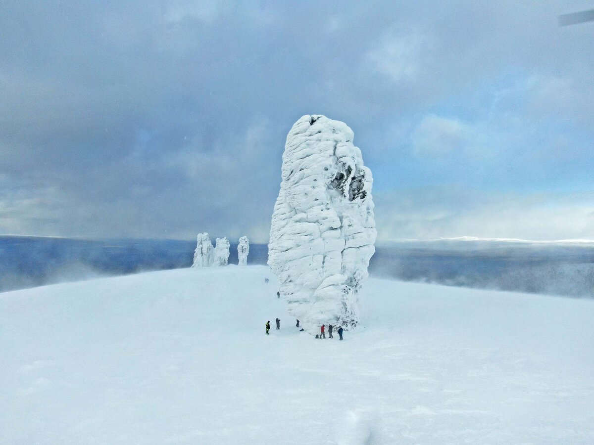 Маньпупунер. Каменные истуканы на севере Урала. Каменные истуканы на севере Урала панорамное фото зимой.