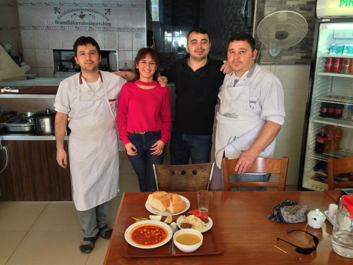 Персонал той забегаловки и мой обед. Фото автора