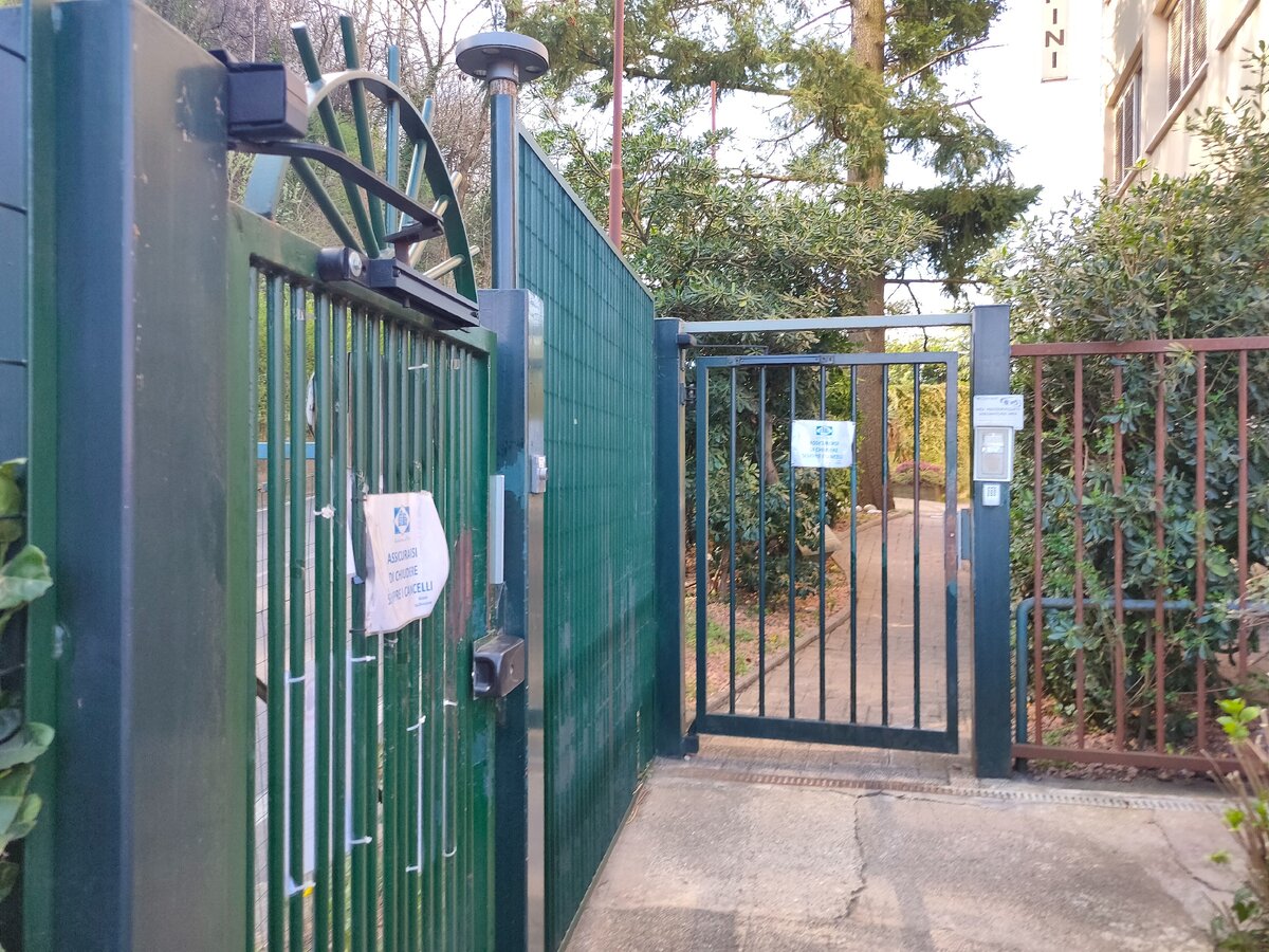 дом престарелых окружен серьезным забором