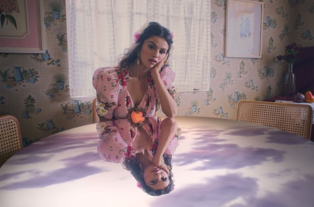 Кадр из клипа на песню De Una Vez (2021)