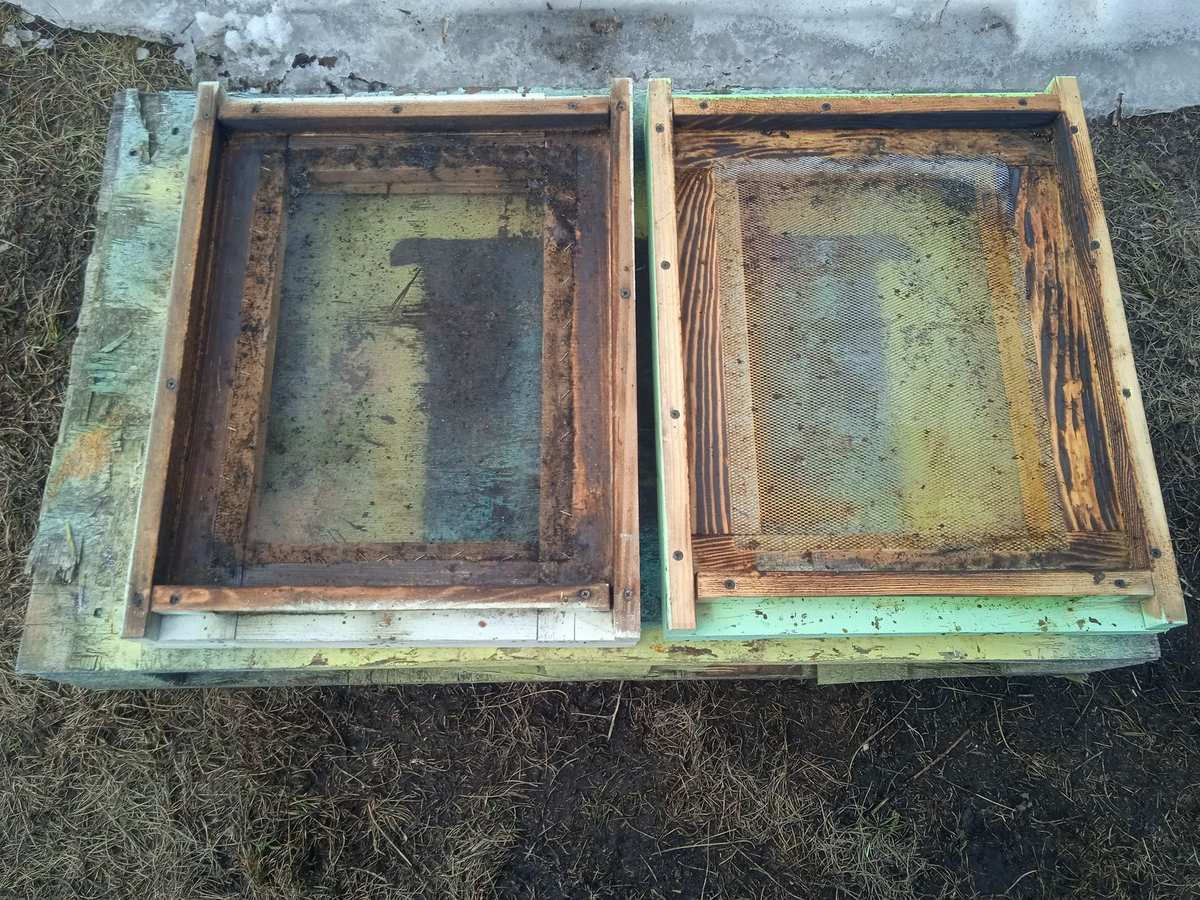 Кстати, можно посмотреть как дно слева выглядит после трёх лет использования. Справа дно после одного сезона