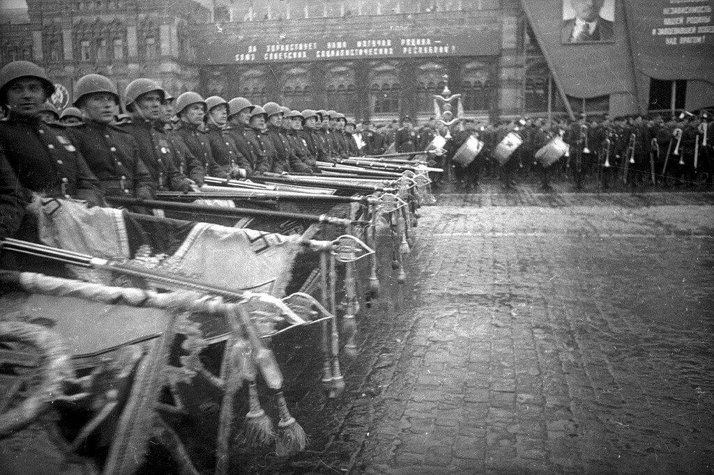 Советские солдаты бросают знамена. Парад Победы 1945 Халдей. Евгений Халдей парад Победы на красной площади. Евгений Халдей парад Победы в Москве. Парад Победы 1945 снимок Халдея.