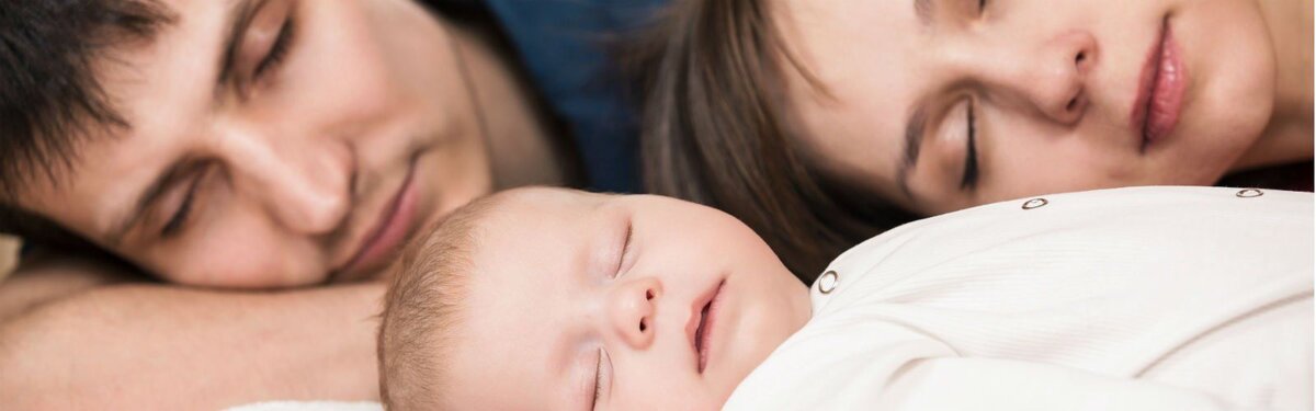 Мама, папа и малыш спят