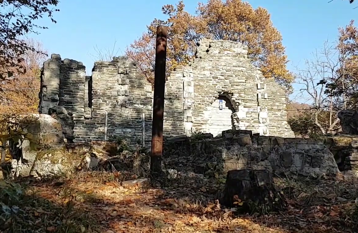 Пример храма дохристианской эпохи в Лоо для тех, кто интересуется историей. Загадок вокруг этого храма много. Пишут, что этот храм облюбовали те, кто не может иметь детей: приезжают, молятся. 