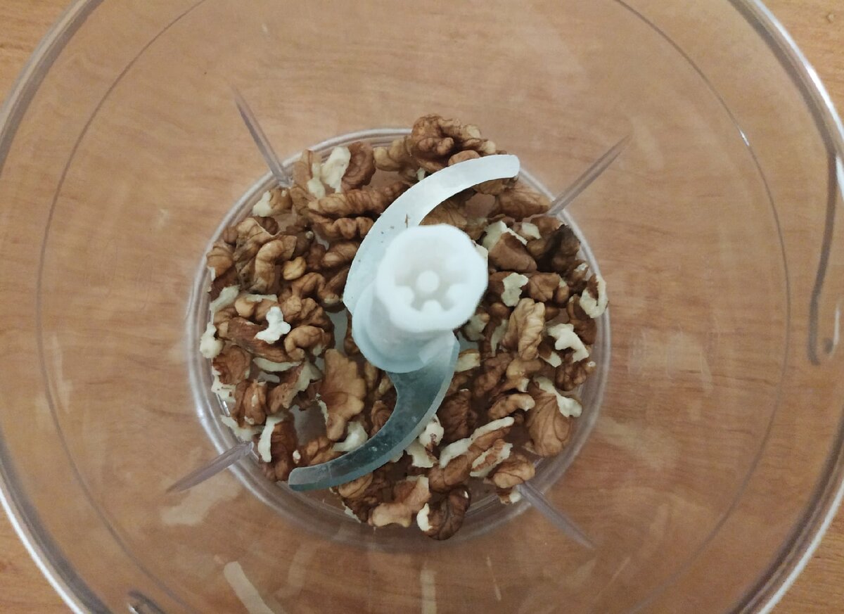 Измельчаем грецкие орехи