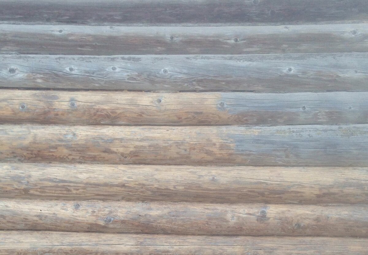 Сверху не тронутые бревна, ниже отшлифованные.