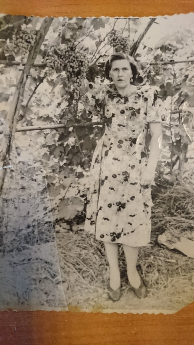 Мама ,когда была в гостях в средней Азии. 50-е года.