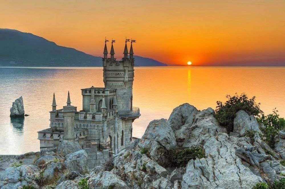 Ласточкино гнездо - символ Крыма. Самое посещаемое туристическое место.
