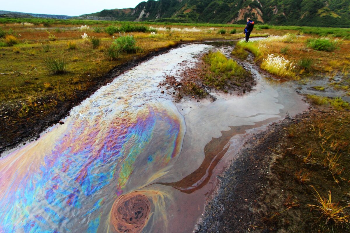 Бензин - полезное вещество, но не когда он оказывается в воде