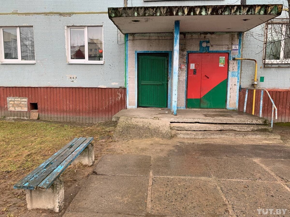 Перекрасили дверь, а дом как и был в плохом состоянии так и остался.