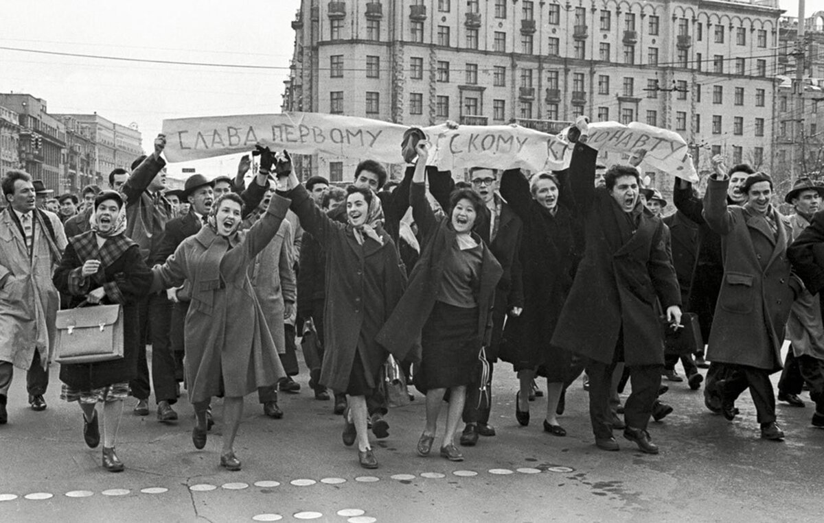 Начни 60. Демонстрации в честь полета Гагарина 1961. 12 Апреля 1961 СССР. Гагарин встреча в Москве 12 апреля 1961 г. Встреча Гагарина в Москве после полета 1961 год.