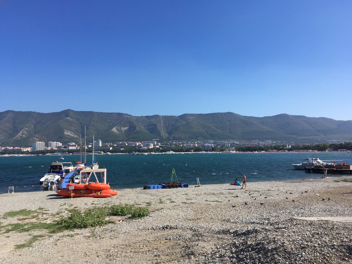 Вид на горы со стороны набережной Геленджика