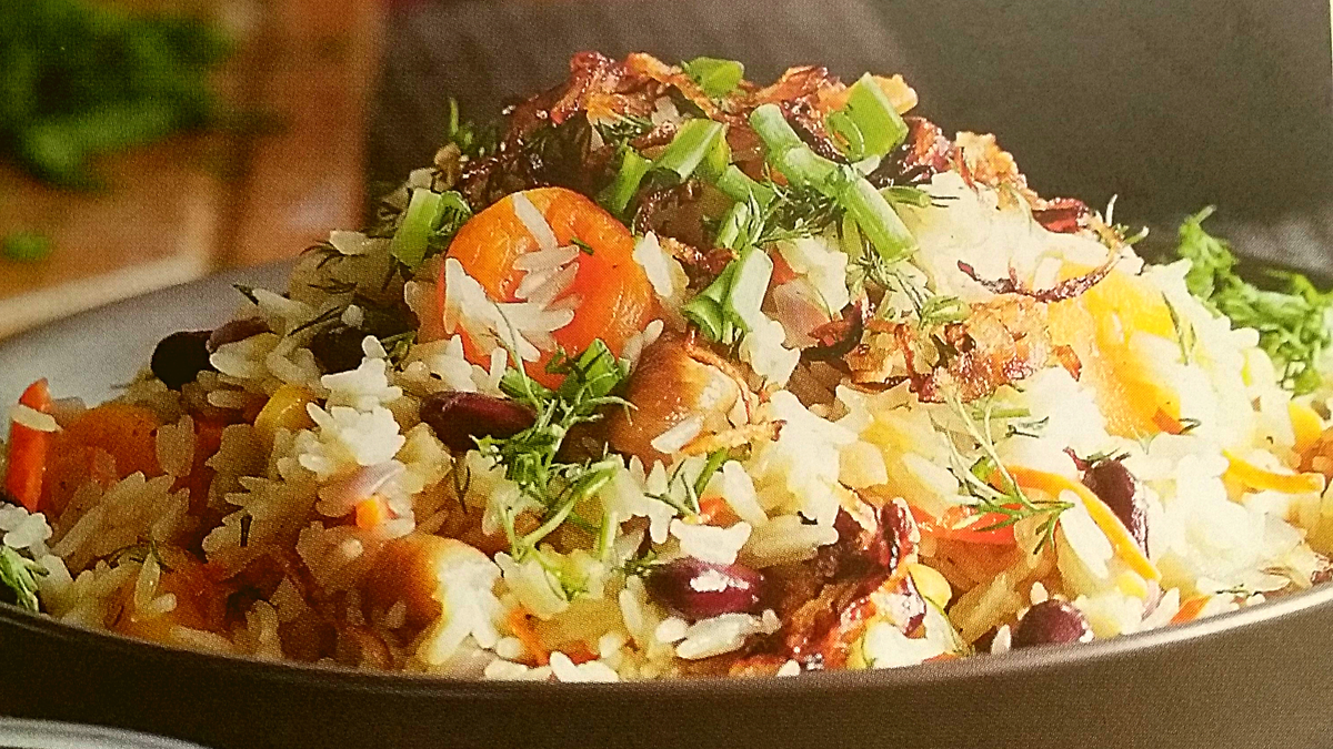 Овощной плов с сухофруктами и фасолью