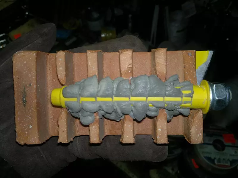 Примерно так выглядит в разрезе химический дюбель с анкерной гильзой