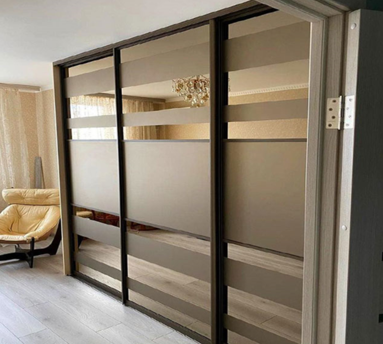 Прямой шкаф-купе в спальне