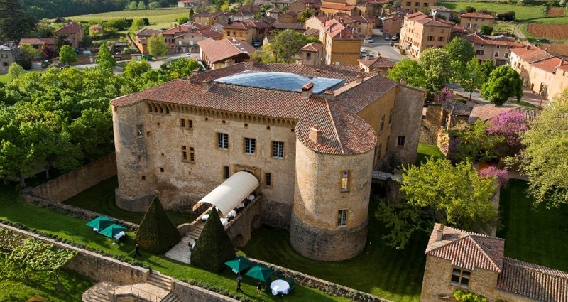 Источник фото: https://static.mensup.fr/article/hd/le_chateau_de_bagnols.jpg