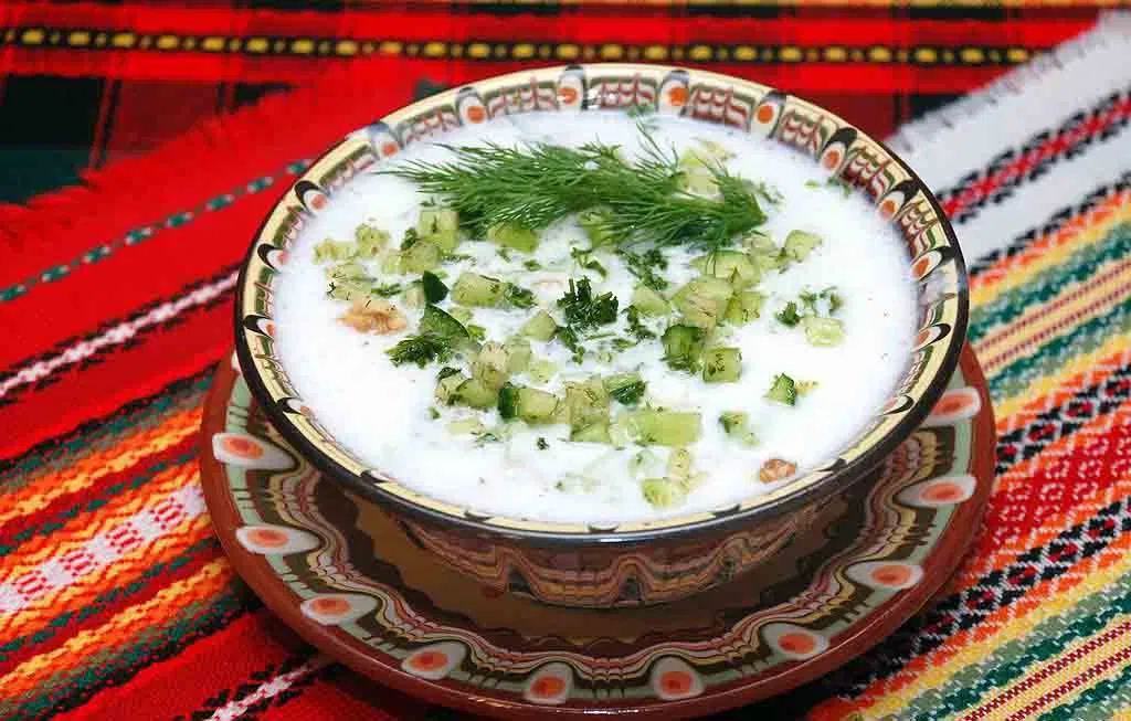 Таратор суп болгарской кухни. Таратор классический рецепт болгарский. Таратор суп болгарской кухни. Таратор болгария. Таратор суп болгарской кухни.