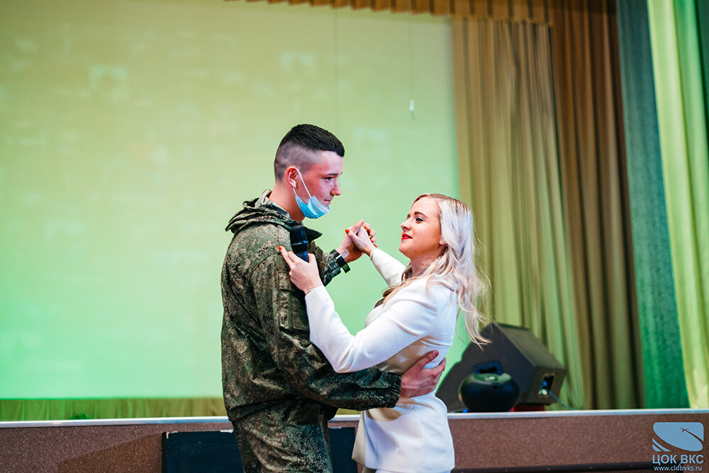 Артисты творческой группы ЦОК ВКС выступили в Наро-Фоминске для участников Парада Победы на Красной площади