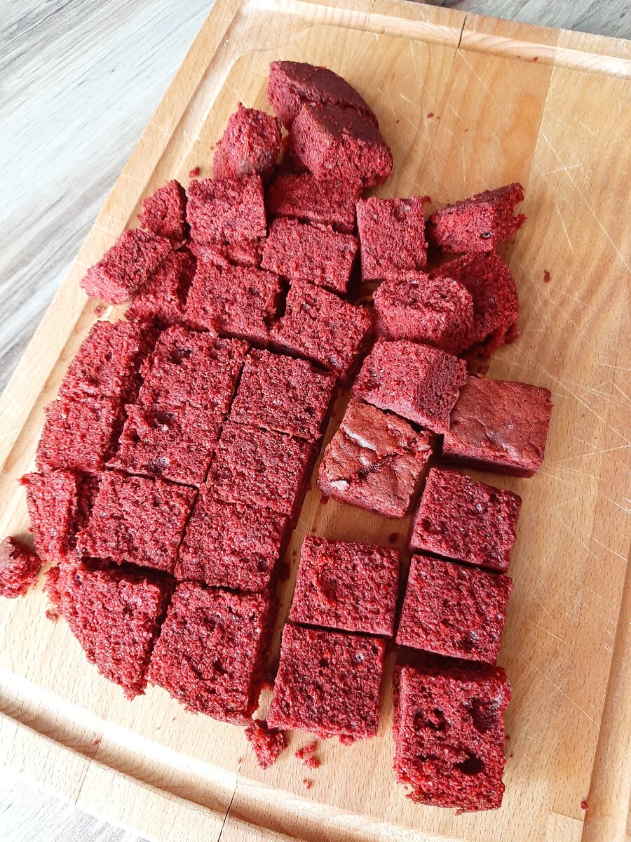 Квадратные кусочки кекса для торта "Панчо", фото автора