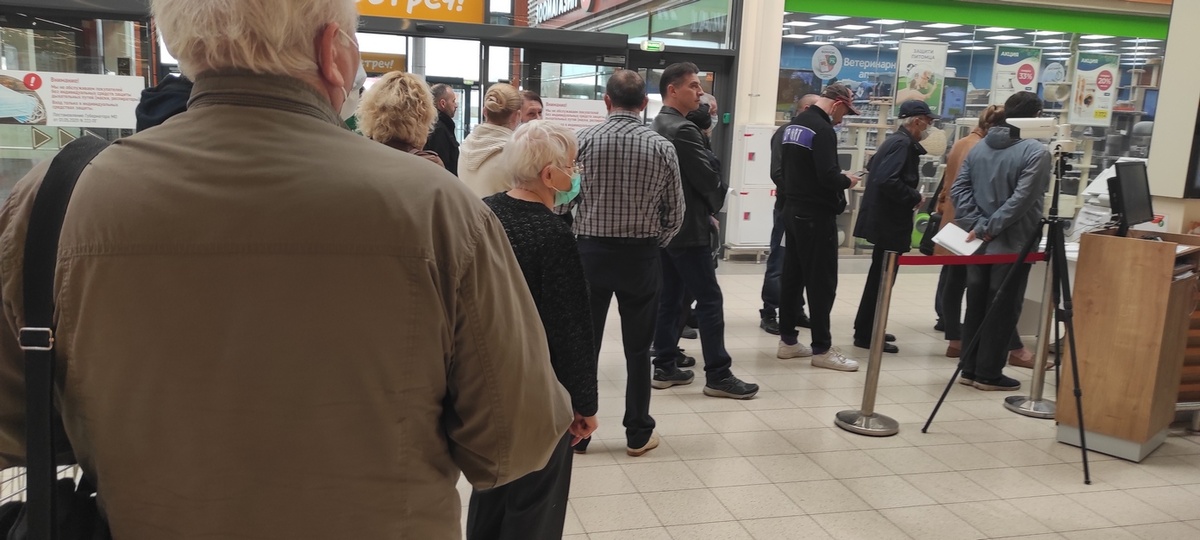 ...это только часть очереди